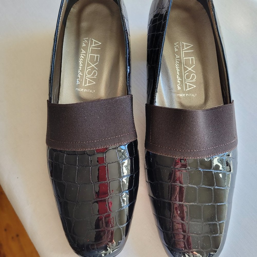 Women brown patent leather with grosgrain accent Italuan shoes, size 9.5